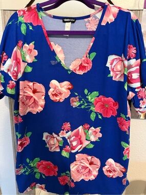 Heimish USA Women's Blue Floral V-Neck Top - Pink Rose Print size 1x GUC